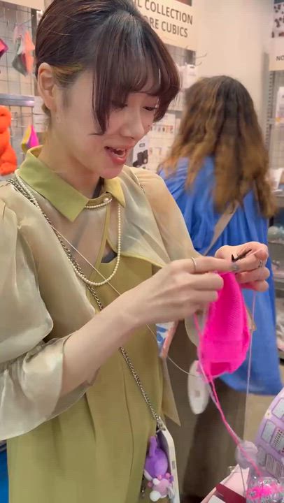 ブースで試し編みを体験する様子